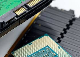 Inicio High-resolution close-up of a CPU processor, RAM sticks, and a hard drive, showcasing modern computer hardware.